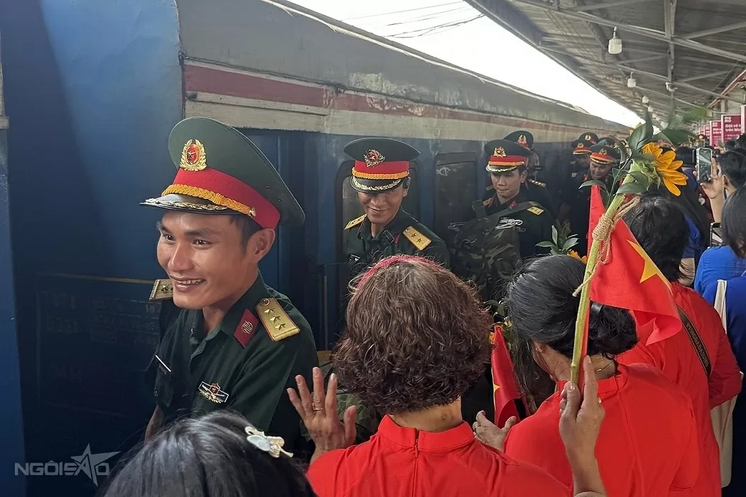 Dòng người chờ đón đoàn cán bộ, chiến sĩ A80 xuống ga Sài Gòn