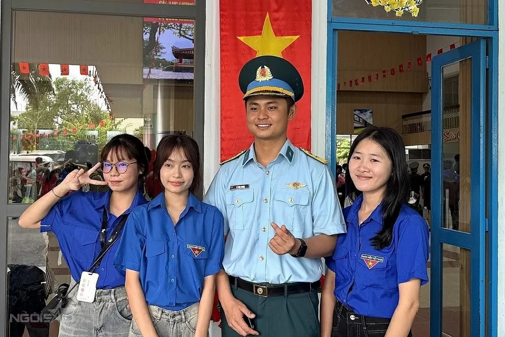 Dòng người chờ đón đoàn cán bộ, chiến sĩ A80 xuống ga Sài Gòn