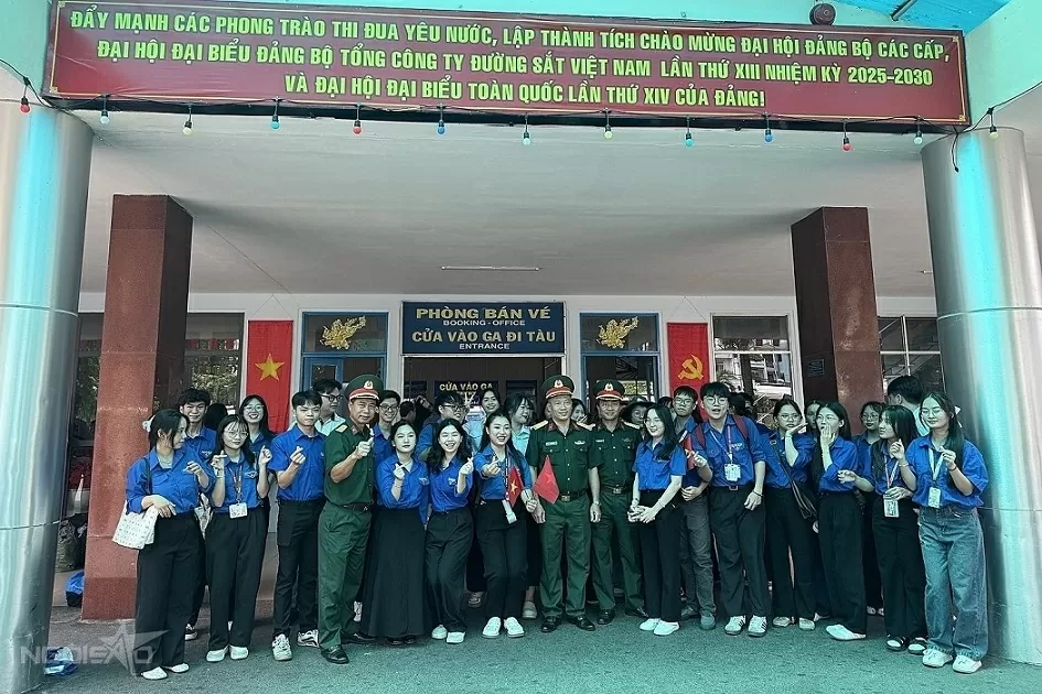 Dòng người chờ đón đoàn cán bộ, chiến sĩ A80 xuống ga Sài Gòn