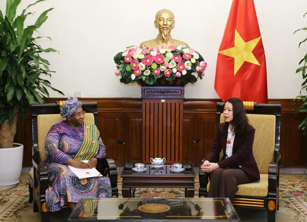 Thứ trưởng Ngoại giao Nguyễn Minh Hằng và Đại sứ Constance Chemwayi mong muốn hai nước sẽ tiếp tục hợp tác chặt chẽ nhằm duy trì quan hệ chính trị tốt đẹp. (Ảnh: Thành Long) Thúc đẩy hợp tác kinh tế giữa Việt Nam và Zimbabwe