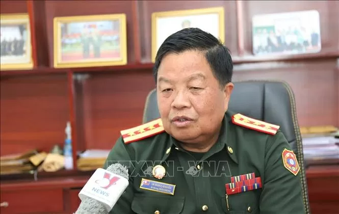 Đại tá, Tiến sĩ Saveng Dennamonh, Chính ủy Trường Văn hóa Dân tộc nội trú Quân đội nhân dân Lào, trả lời phỏng vấn. Ảnh: Xuân Tú - PV TTXVN tại Lào