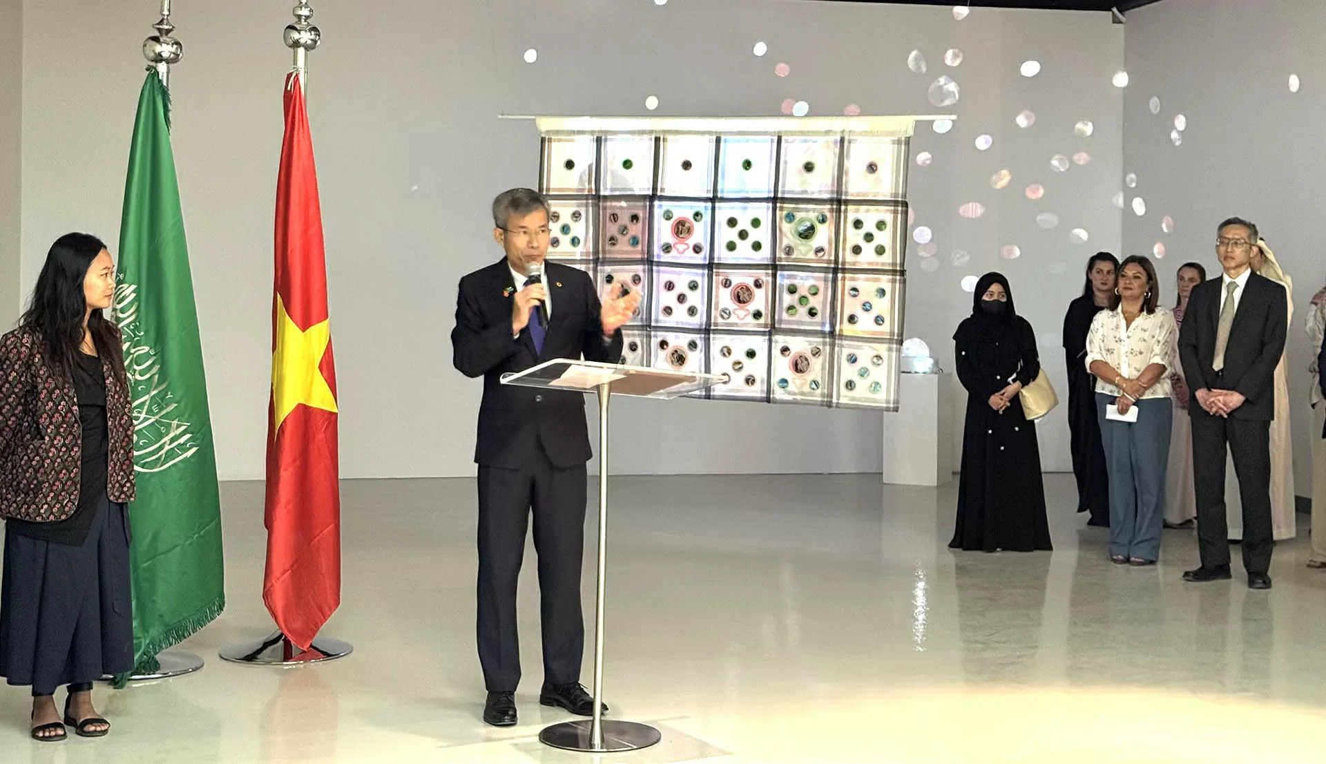 Tác phẩm của nghệ sĩ Việt Nam gây ấn tượng tại Riyadh Tác phẩm của nghệ sĩ Việt Nam gây ấn tượng tại Riyadh