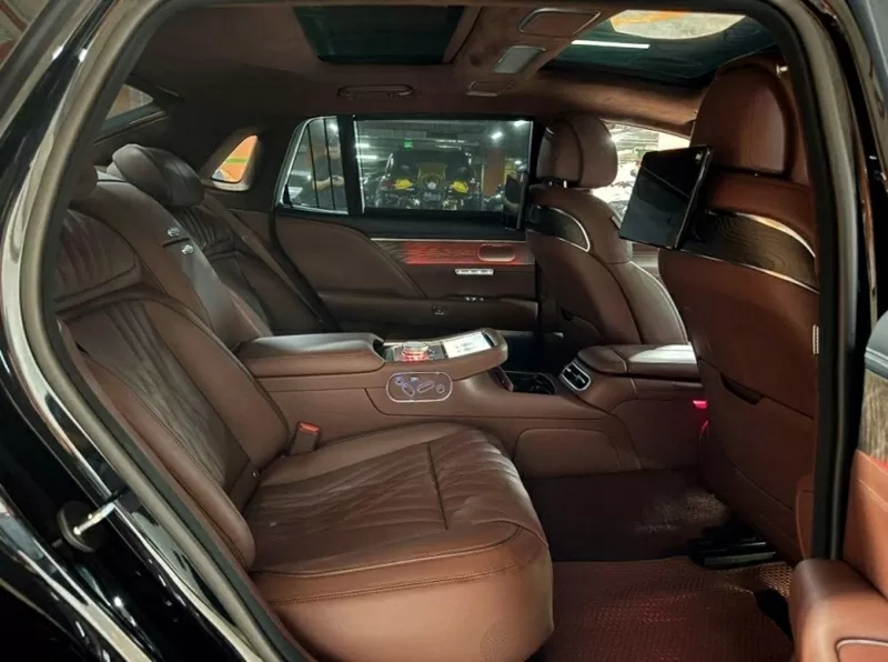 Hàng ghế sau của Genesis G90 mang phong cách thương gia.