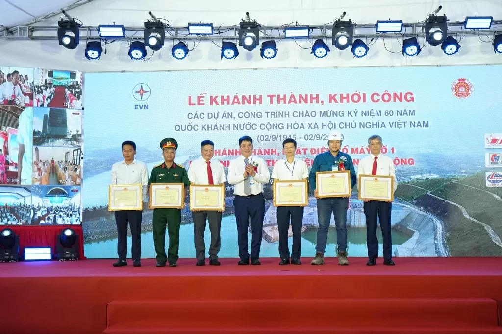 Hòa lưới điện tổ máy số 1 Nhà máy Thủy điện Hòa Bình mở rộng