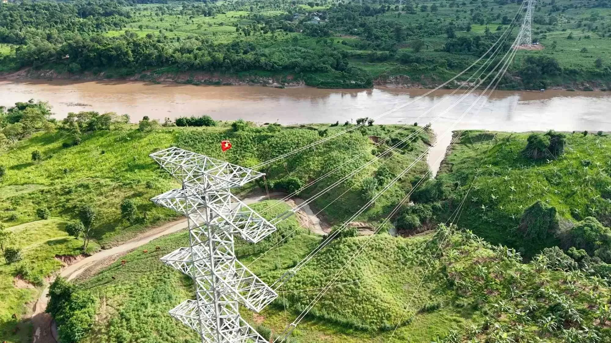 Thấy gì từ việc T&T Group của doanh nhân Đỗ Quang Hiển thần tốc hoàn thành đường truyền tải điện từ Lào về Việt Nam?
