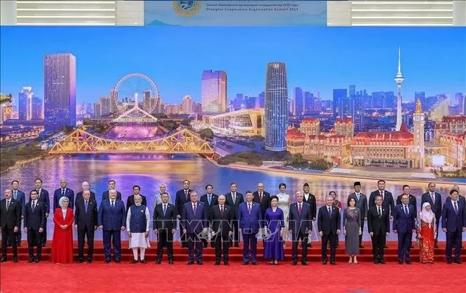Tổng Bí thư, Chủ tịch nước Trung Quốc Tập Cận Bình và Thủ tướng Phạm Minh Chính cùng các trưởng đoàn tham dự SCO 2025. (Ảnh: TTXVN)