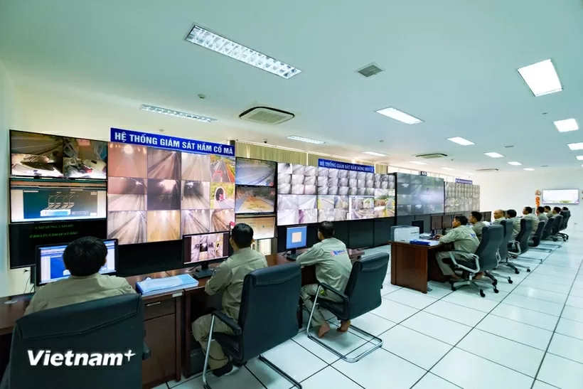 Nhân viên giám sát hệ thống giao thông tại một hầm đường bộ. (Nguồn: Vietnam+)
