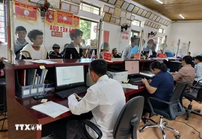 Trung tâm Phục vụ hành chính công xã Tủa Sín Chải, tỉnh Lai Châu, nhanh chóng trở thành địa chỉ quen thuộc, gần gũi của người dân trên địa bàn mỗi khi cần giải quyết các thủ tục hành chính. (Ảnh: Việt Dũng/TTXVN)