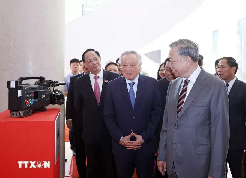 Tổng Bí thư Tô Lâm và các đại biểu xem trưng bày tại buổi lễ. (Ảnh: Thống Nhất/TTXVN) Tổng Bí thư Tô Lâm và các đại biểu xem trưng bày tại buổi lễ. (Ảnh: Thống Nhất/TTXVN)