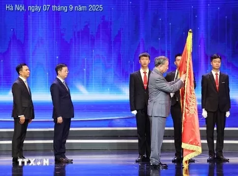 Tổng Bí thư Tô Lâm trao Huân chương Lao động hạng Nhất cho Đài Truyền hình Việt Nam. (Ảnh: Phan Phương/TTXVN)
