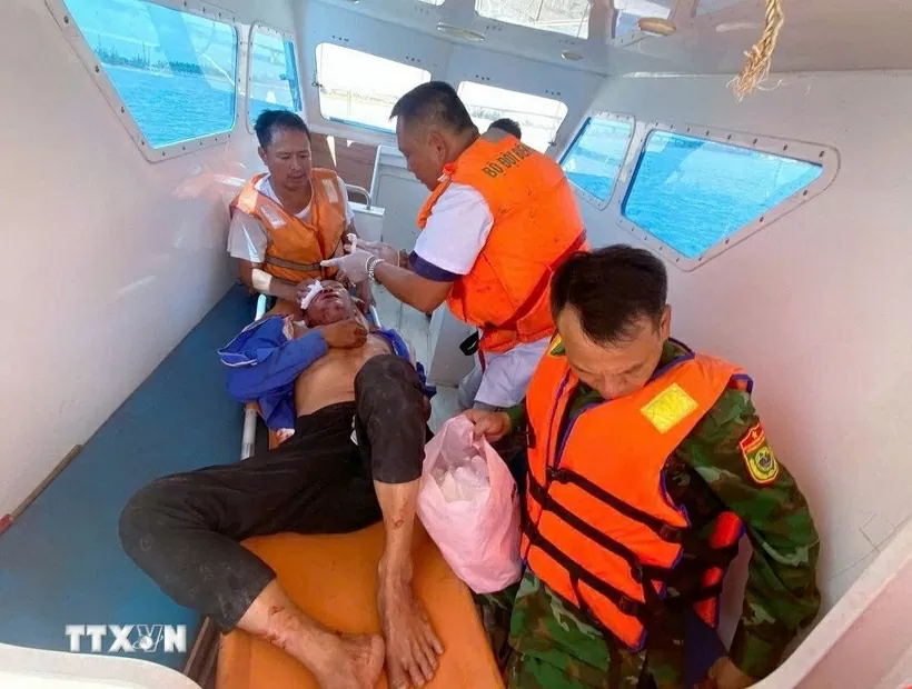 Nghệ An: Bộ đội Biên phòng cứu nạn kịp thời ngư dân gặp tai nạn trên biển Nghệ An: Bộ đội Biên phòng cứu nạn kịp thời ngư dân gặp tai nạn trên biển