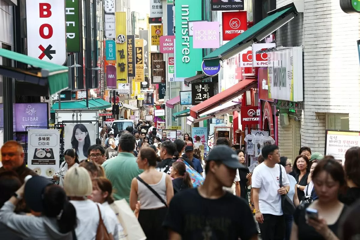 Một con phố tại khu du lịch nổi tiếng Myeongdong ở trung tâm Seoul, ngày 29/8. Ảnh: Yonhap