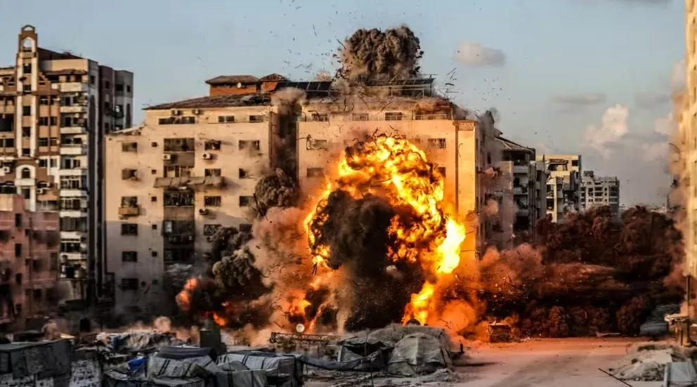 Ngọn lửa và khói bốc lên từ một tòa nhà sau khi quân đội Israel ném bom Tháp al-Ruya ở Thành phố Gaza, Gaza, vào ngày 7 tháng 9 năm 2025.. (Nguồn: Getty Images)