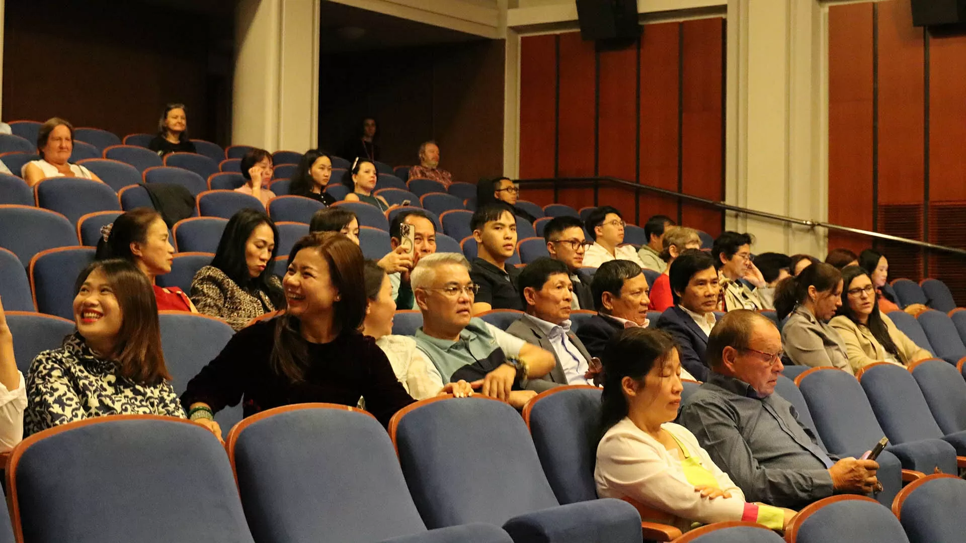 Ngày phim Việt Nam tại Czech: Giới thiệu nét đặc sắc văn hóa, phong tục, con người Việt Nam Ngày phim Việt Nam tại Czech: Giới thiệu nét đặc sắc văn hóa, phong tục, con người Việt Nam