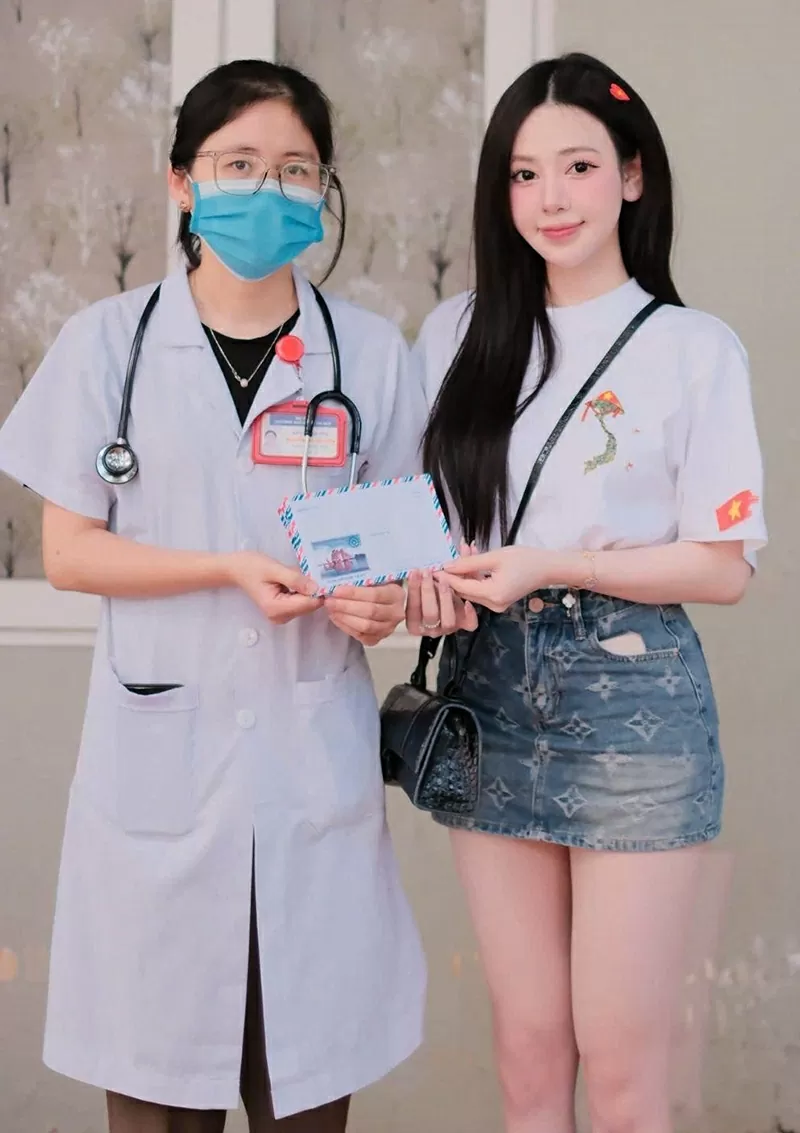 Ngân Kina trong một chuyến thăm hỏi và động viên các em nhỏ tại một cơ sở xã hội.