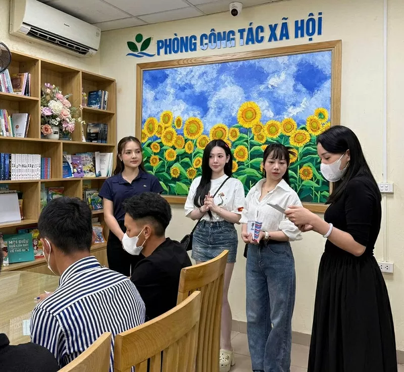 Ngân Kina – đại diện cho lớp trẻ dùng mạng xã hội để gắn kết cộng đồng qua hoạt động thiện nguyện. Ngân Kina – đại diện cho lớp trẻ dùng mạng xã hội để gắn kết cộng đồng qua hoạt động thiện nguyện.