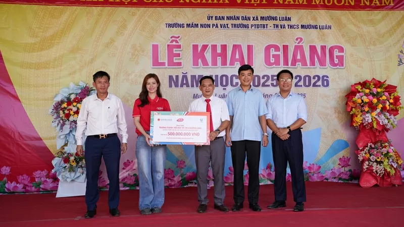 Đại sứ Lifebuoy - ca sĩ Đông Nhi cùng đại diện nhãn hàng đã trao tặng phần quà cho Trường PTDTBT Tiểu học và THCS Mường Luân 