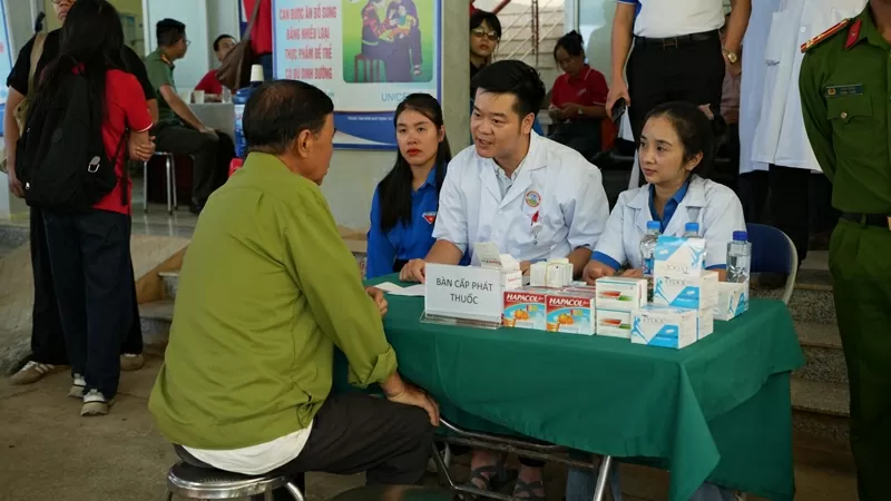 Tổ chức khám bệnh và phát thuốc miễn phí cho 400 trẻ em và bà con địa phương tại trạm y tế Keo Lôm.