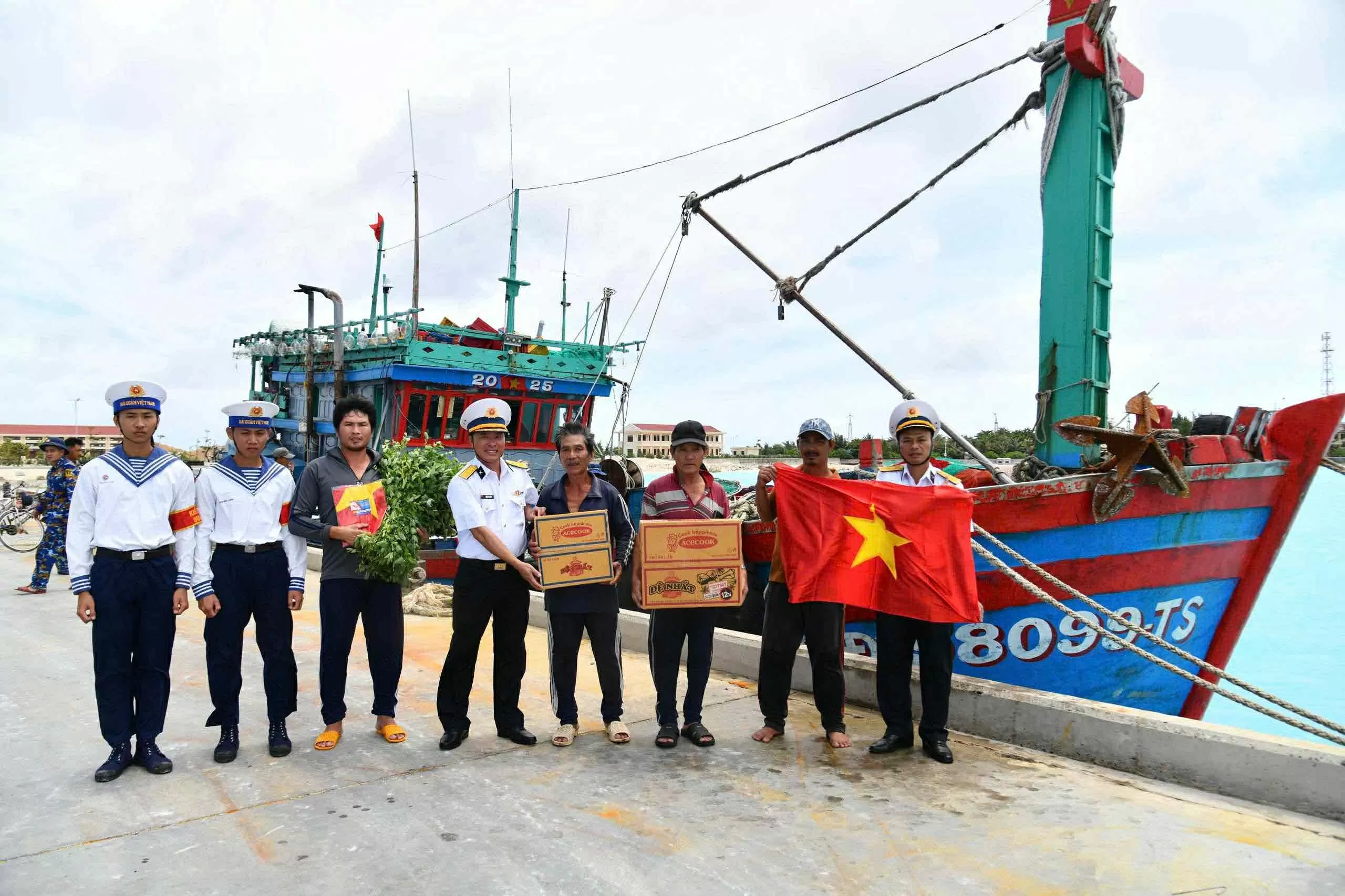 Cán bộ, chiến sĩ Đảo Sơn Ca hỗ trợ tàu cá ngư dân Gia Lai gặp sự cố trên biển Cán bộ, chiến sĩ Đảo Sơn Ca hỗ trợ tàu cá ngư dân Gia Lai gặp sự cố trên biển