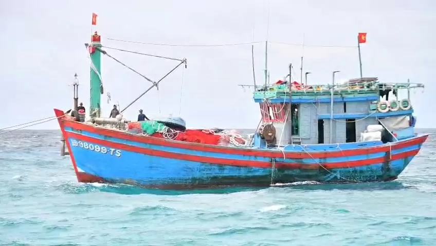 Cán bộ, chiến sĩ Đảo Sơn Ca hỗ trợ tàu cá ngư dân Gia Lai gặp sự cố trên biển Cán bộ, chiến sĩ Đảo Sơn Ca hỗ trợ tàu cá ngư dân Gia Lai gặp sự cố trên biển