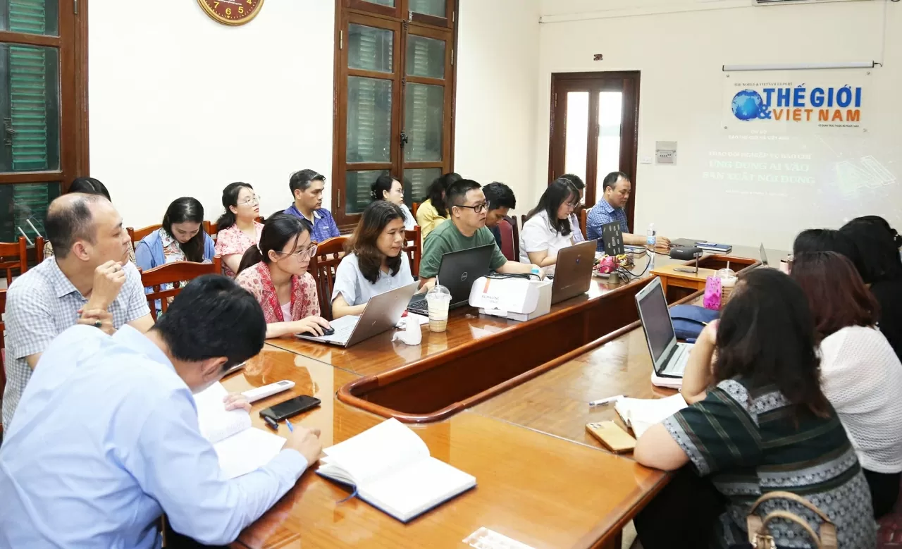 Buổi trao đổi giúp các biên tập viên, phóng viên cập nhật và giải đáp những thắc mắc trong quá trình sử dụng phần mềm phiên bản hệ thống quản lý nội dung (CMS) có tích hợp AI. (Ảnh: Thành Long) Buổi trao đổi giúp các biên tập viên, phóng viên cập nhật và giải đáp những thắc mắc trong quá trình sử dụng phần mềm phiên bản hệ thống quản lý nội dung (CMS) có tích hợp AI. (Ảnh: Thành Long)