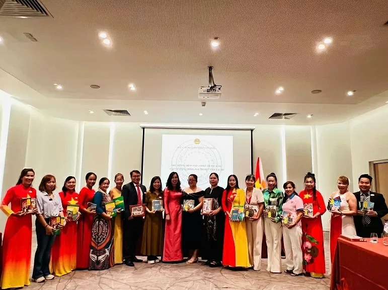 Thứ trưởng Bộ Ngoại giao Lê Thị Thu Hằng thăm cộng đồng người Việt tại Cyprus