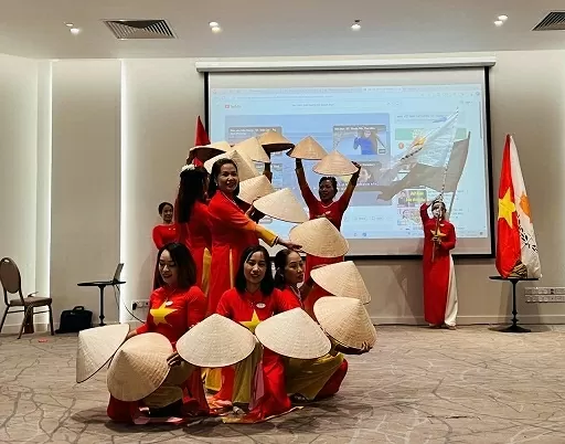 Thứ trưởng Bộ Ngoại giao Lê Thị Thu Hằng thăm cộng đồng người Việt tại Cyprus Thứ trưởng Bộ Ngoại giao Lê Thị Thu Hằng thăm cộng đồng người Việt tại Cyprus