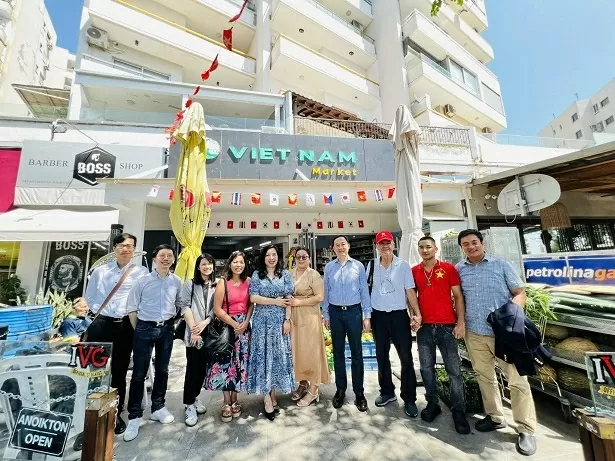 Thứ trưởng Bộ Ngoại giao Lê Thị Thu Hằng thăm cộng đồng người Việt tại Cyprus