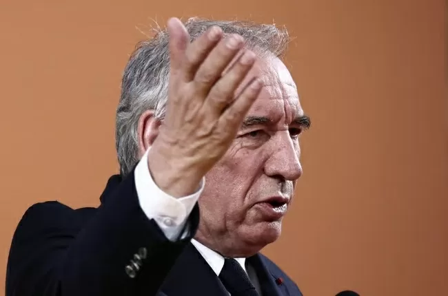 Quốc hội bỏ phiếu, Pháp mất thủ tướng thứ 4 trong chưa đầy 12 tháng, Tổng thống Macron lại đứng trước bài toán khó