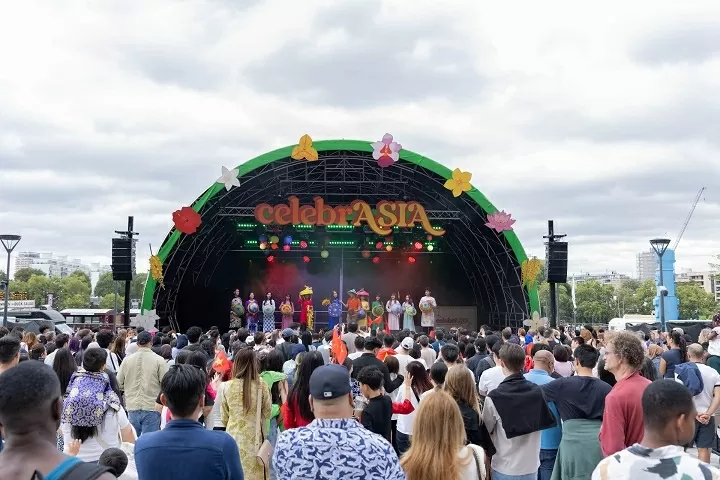 Áo dài Việt Nam rực rỡ tại Ngày hội văn hóa Đông Nam Á tại London