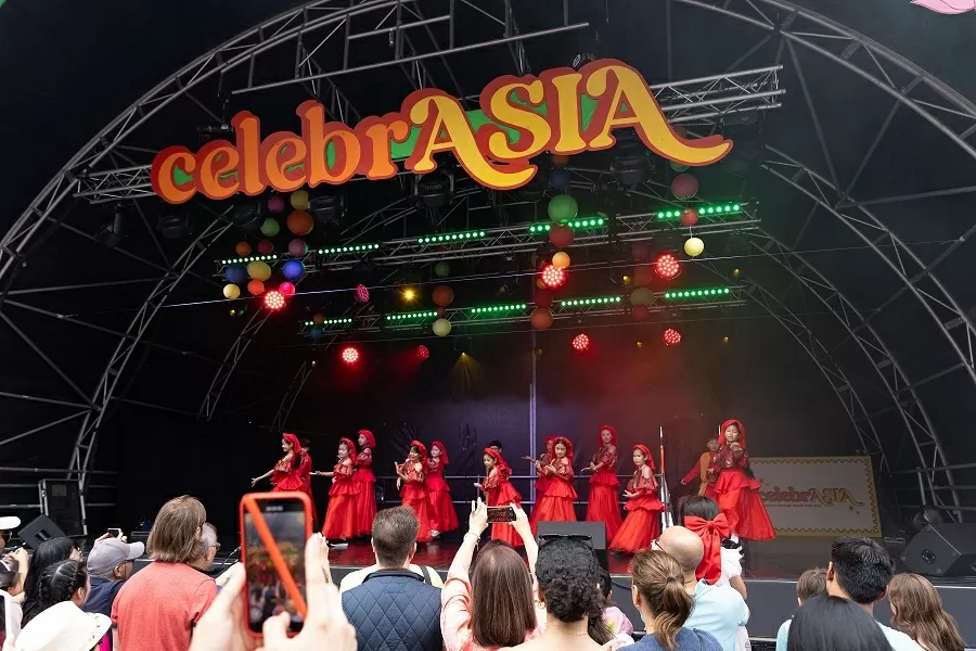 Áo dài Việt Nam rực rỡ tại Ngày hội văn hóa Đông Nam Á tại London Áo dài Việt Nam rực rỡ tại Ngày hội văn hóa Đông Nam Á tại London