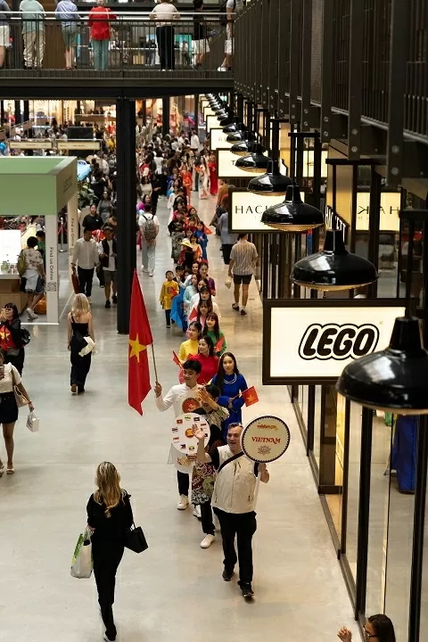 Áo dài Việt Nam rực rỡ tại Ngày hội văn hóa Đông Nam Á tại London Áo dài Việt Nam rực rỡ tại Ngày hội văn hóa Đông Nam Á tại London