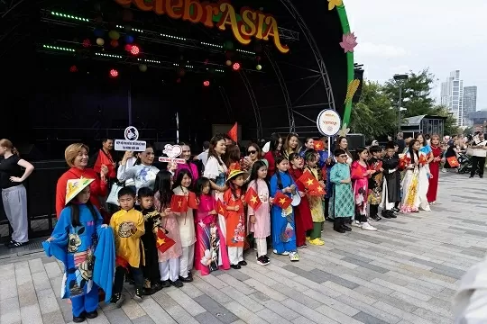 Áo dài Việt Nam rực rỡ tại Ngày hội văn hóa Đông Nam Á tại London
