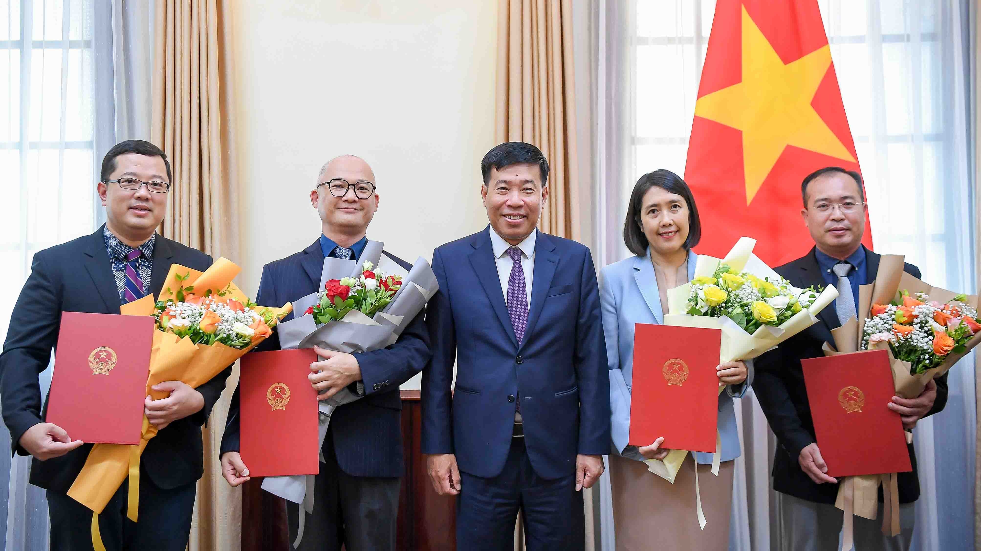 Lãnh đạo Bộ Ngoại giao trao quyết định điều động, bổ nhiệm lãnh đạo cấp Vụ
