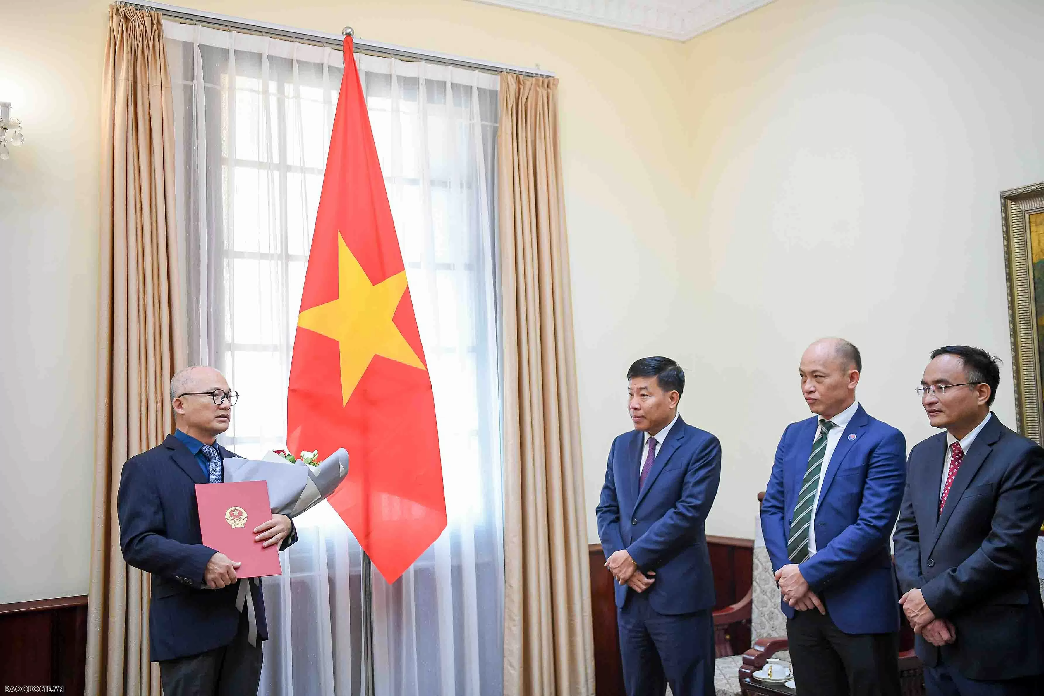 Lãnh đạo Bộ Ngoại giao trao quyết định điều động, bổ nhiệm lãnh đạo cấp Vụ