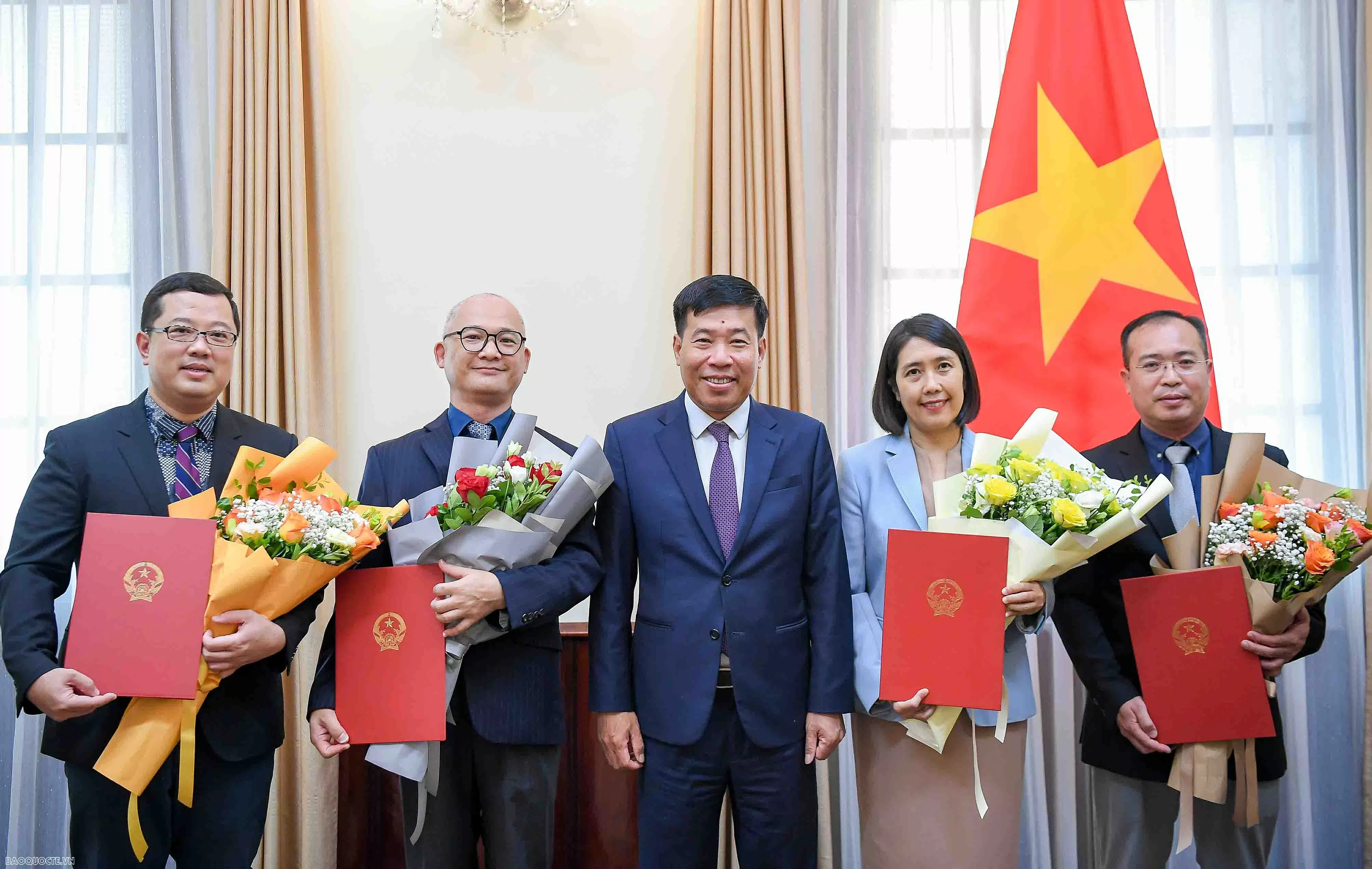 Lãnh đạo Bộ Ngoại giao trao quyết định điều động, bổ nhiệm lãnh đạo cấp Vụ Lãnh đạo Bộ Ngoại giao trao quyết định điều động, bổ nhiệm lãnh đạo cấp Vụ