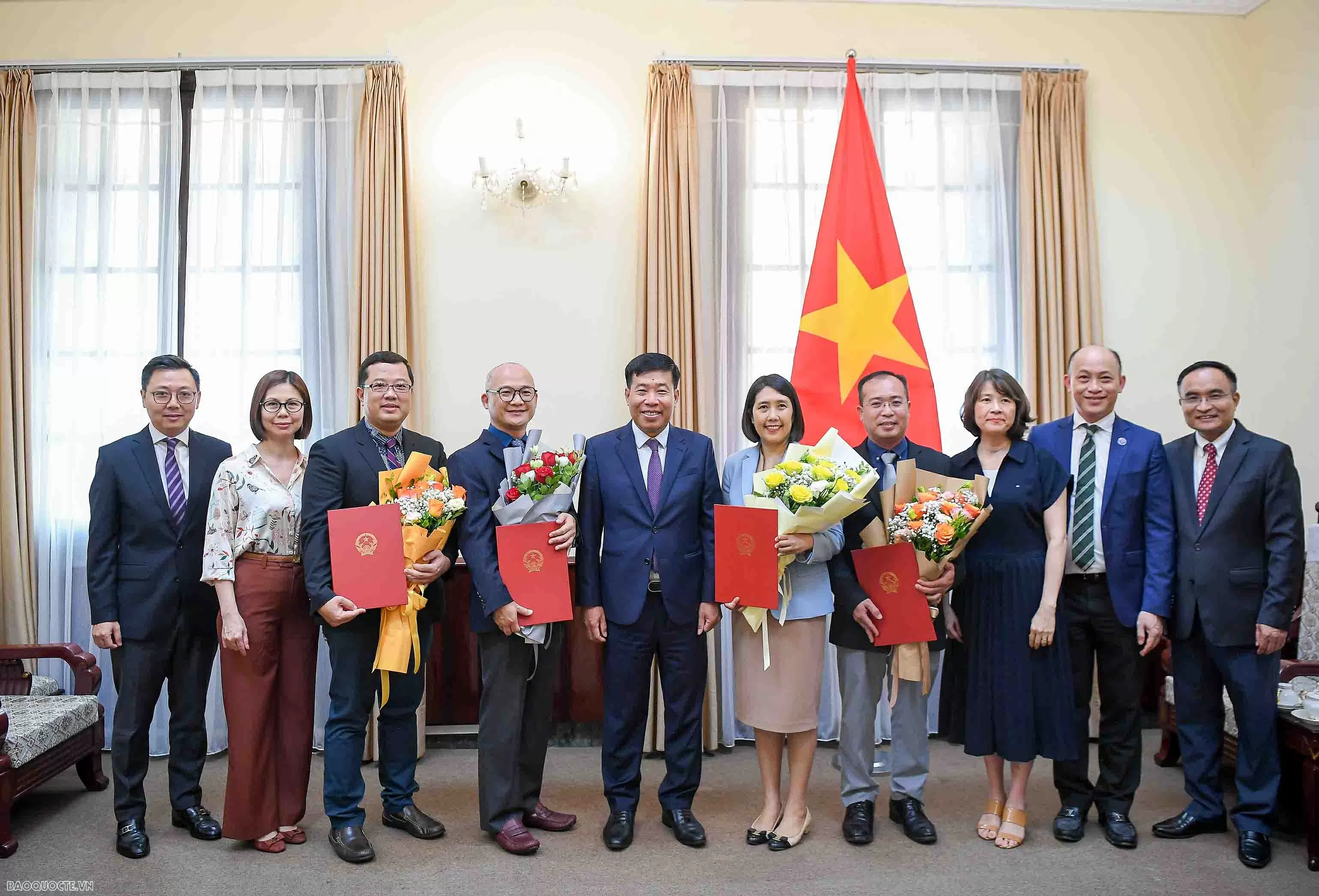 Lãnh đạo Bộ Ngoại giao trao quyết định điều động, bổ nhiệm lãnh đạo cấp Vụ