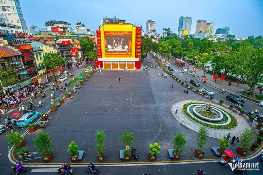 Trải qua quá trình chỉnh trang, cải tạo quy mô lớn, Quảng trường Đông Kinh Nghĩa Thục rộng gần 1,4 ha, nằm cạnh Hồ Gươm, mang diện mạo mới. Hiện UBND phường Hoàn Kiếm, TP. Hà Nội hoàn thành giai đoạn 1 với các hạng mục gồm chỉnh trang hạ tầng, bổ sung cây xanh, thảm nhựa mặt đường... Trải qua quá trình chỉnh trang, cải tạo quy mô lớn, Quảng trường Đông Kinh Nghĩa Thục rộng gần 1,4 ha, nằm cạnh Hồ Gươm, mang diện mạo mới. Hiện UBND phường Hoàn Kiếm, TP. Hà Nội hoàn thành giai đoạn 1 với các hạng mục gồm chỉnh trang hạ tầng, bổ sung cây xanh, thảm nhựa mặt đường...