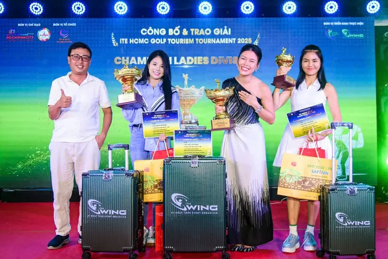 BTC trao giải cho các golfer nữ xuất sắc: Bella Lunar, Mai Trang, Hoàng Thị Hà. BTC trao giải cho các golfer nữ xuất sắc: Bella Lunar, Mai Trang, Hoàng Thị Hà.
