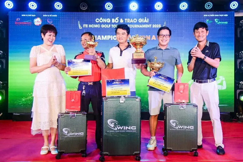 Đại diện BTC trao xuất sắc Bảng A cho các Golfer: Cao Mạnh Thức (Gr 84), Tạ Vincent (Gr 84), Phạm Văn Tài (Gr 85).
