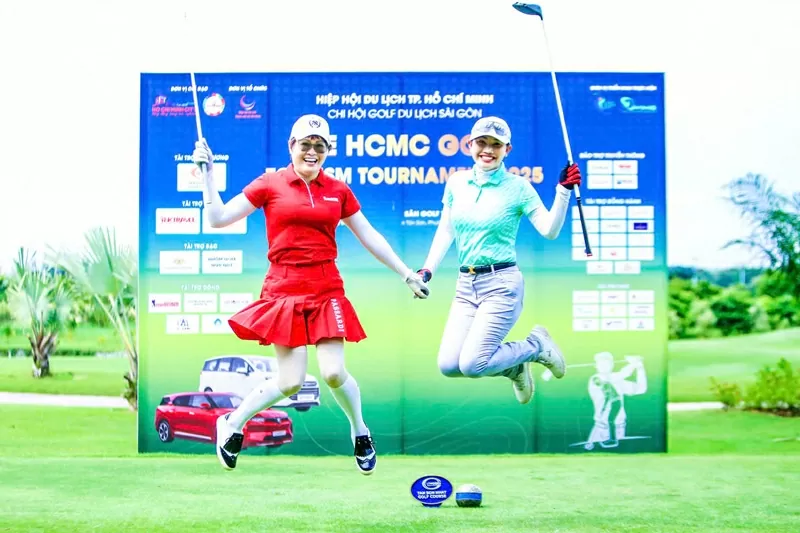 Điểm nhấn của mùa giải năm nay là sự tham gia của nhiều golf thủ nữ, mang đến nét duyên dáng và sự phong phú cho du lịch golf.