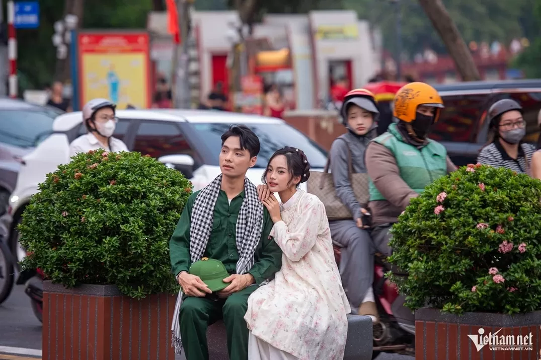 Không gian Quảng trường Đông Kinh Nghĩa Thục thoáng đãng, trở thành điểm dừng chân hấp dẫn người dân và du khách