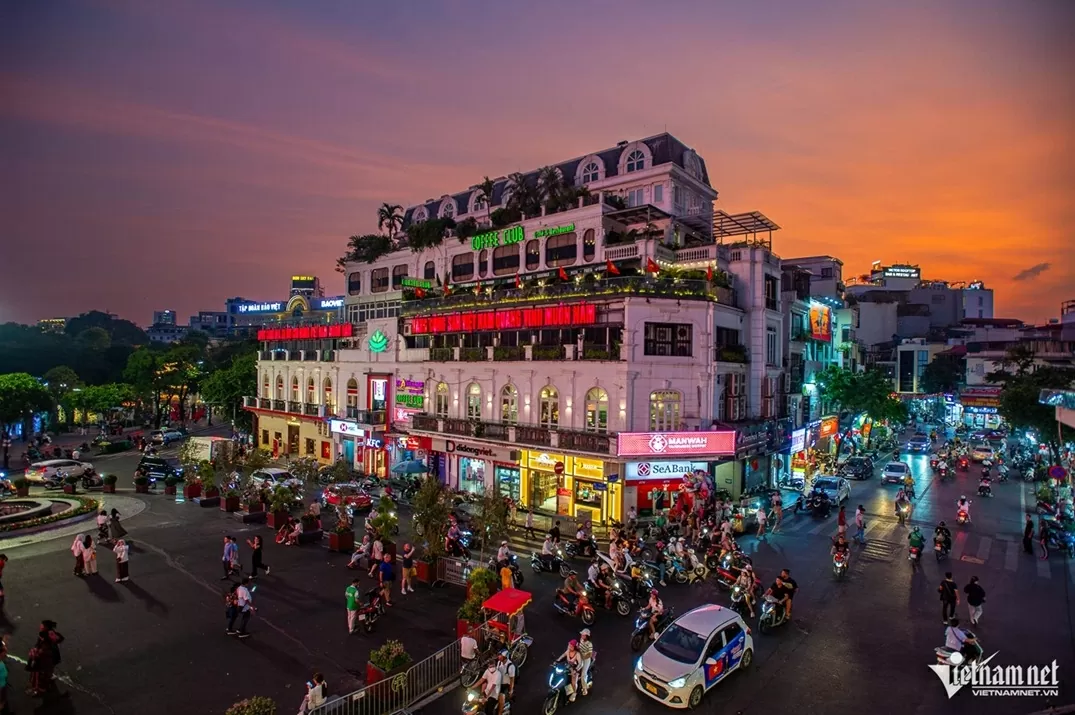 Không gian Quảng trường Đông Kinh Nghĩa Thục thoáng đãng, trở thành điểm dừng chân hấp dẫn người dân và du khách Không gian Quảng trường Đông Kinh Nghĩa Thục thoáng đãng, trở thành điểm dừng chân hấp dẫn người dân và du khách