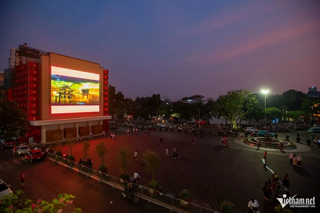 Không gian Quảng trường Đông Kinh Nghĩa Thục thoáng đãng, trở thành điểm dừng chân hấp dẫn người dân và du khách