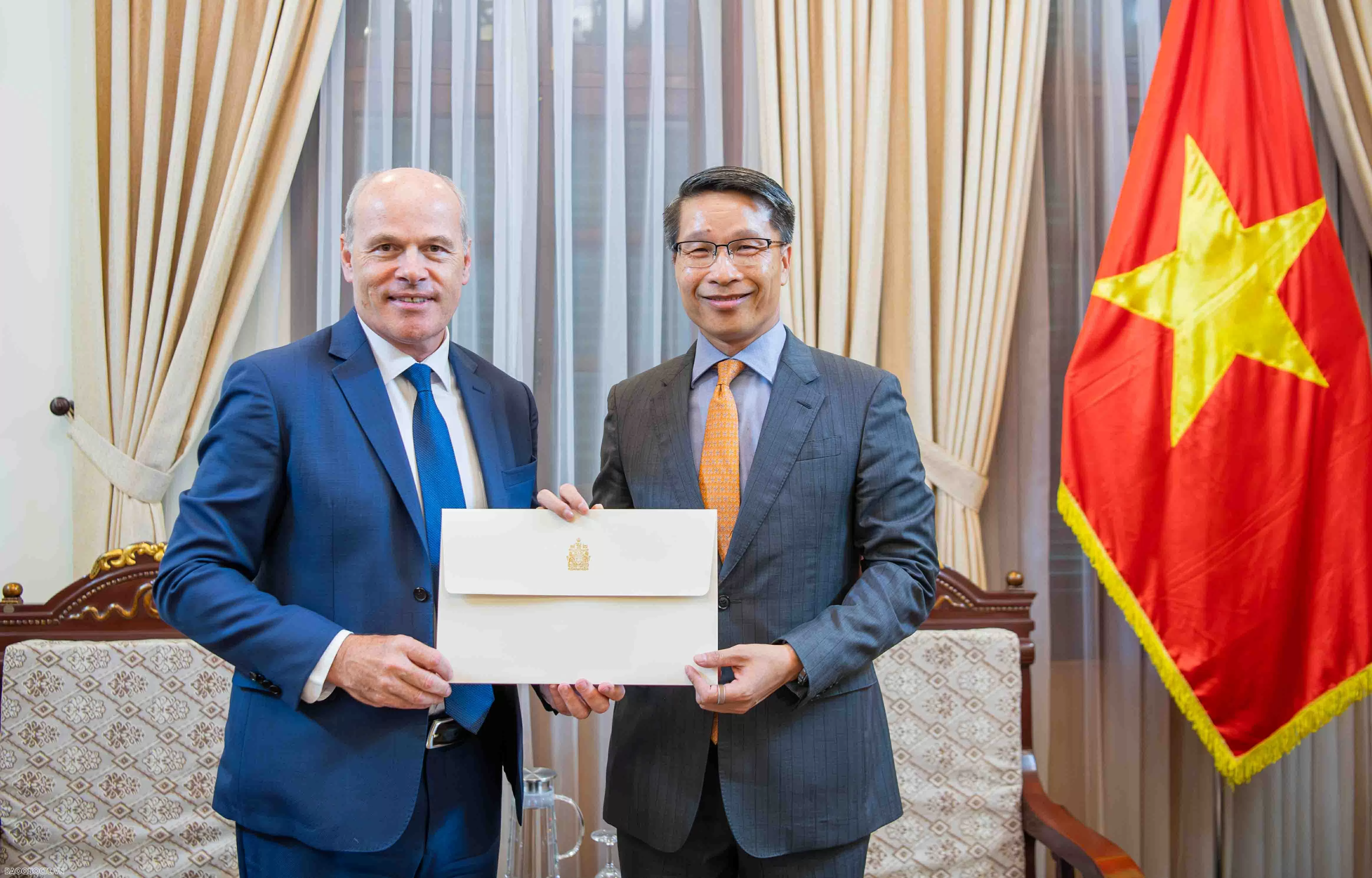 Lãnh đạo Cục Lễ tân Nhà nước và Phiên dịch đối ngoại tiếp nhận bản sao Thư ủy nhiệm bổ nhiệm Đại sứ Canada tại Việt Nam Lãnh đạo Cục Lễ tân Nhà nước và Phiên dịch đối ngoại tiếp nhận bản sao Thư ủy nhiệm bổ nhiệm Đại sứ Canada tại Việt Nam