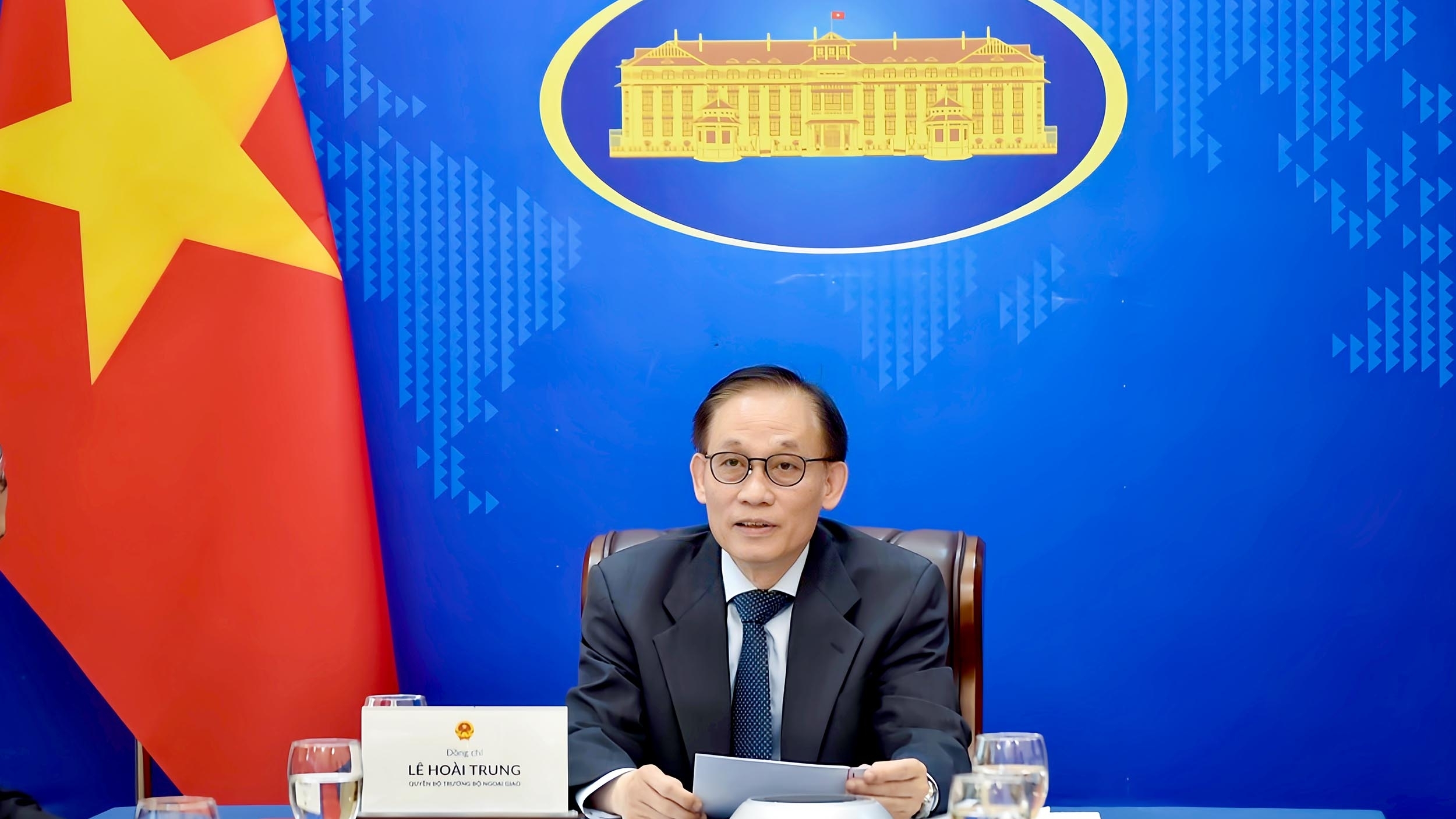 Quyền Bộ trưởng Ngoại giao Lê Hoài Trung điện đàm với Bộ trưởng Ngoại giao Lào