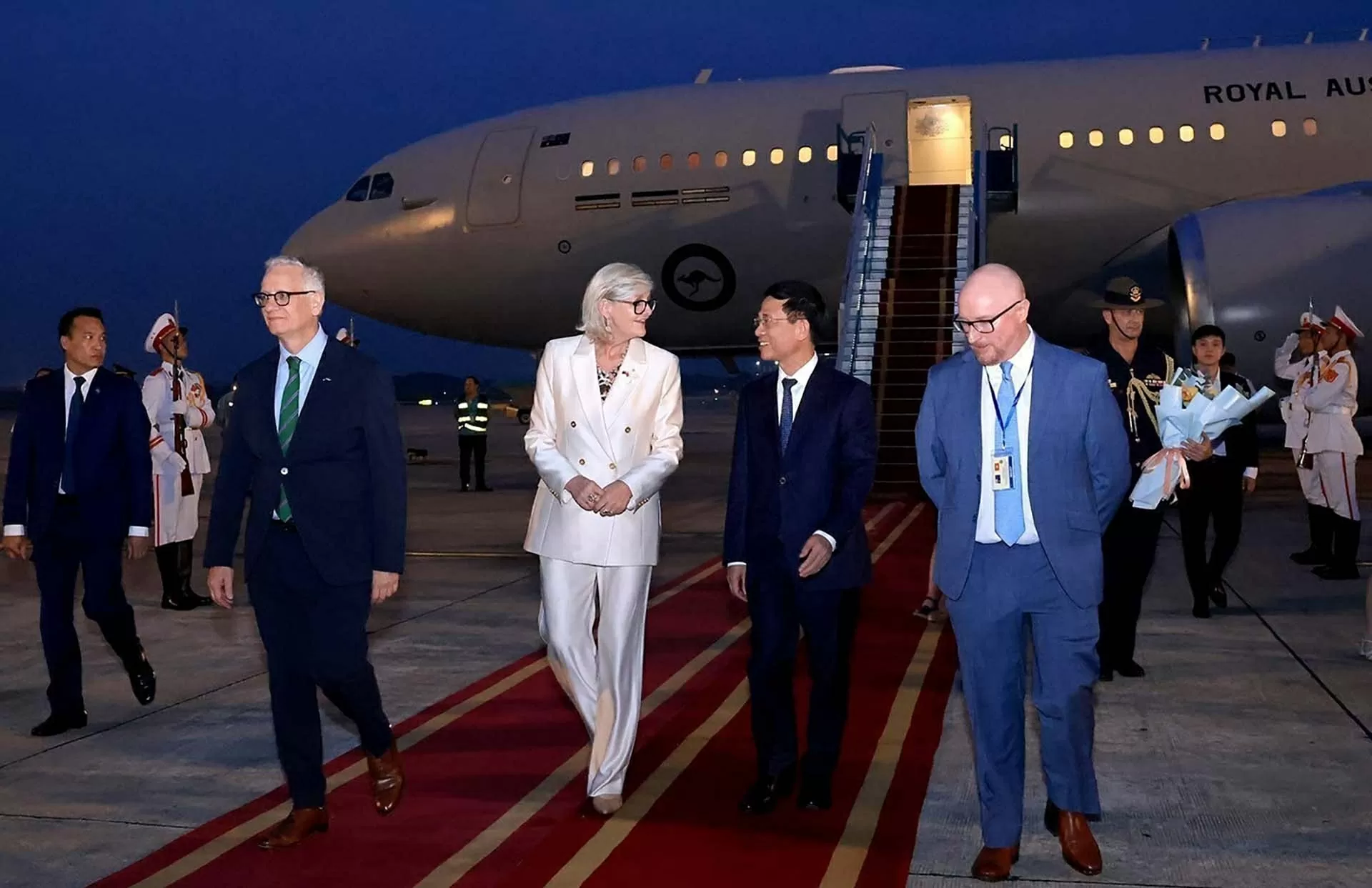 Toàn quyền Australia và Phu quân đến Hà Nội, bắt đầu chuyến thăm cấp Nhà nước tới Việt Nam