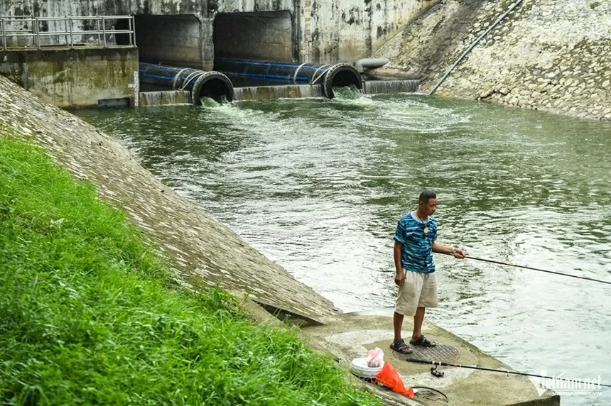 Nước sông Tô Lịch trong xanh trở lại Nước sông Tô Lịch trong xanh trở lại