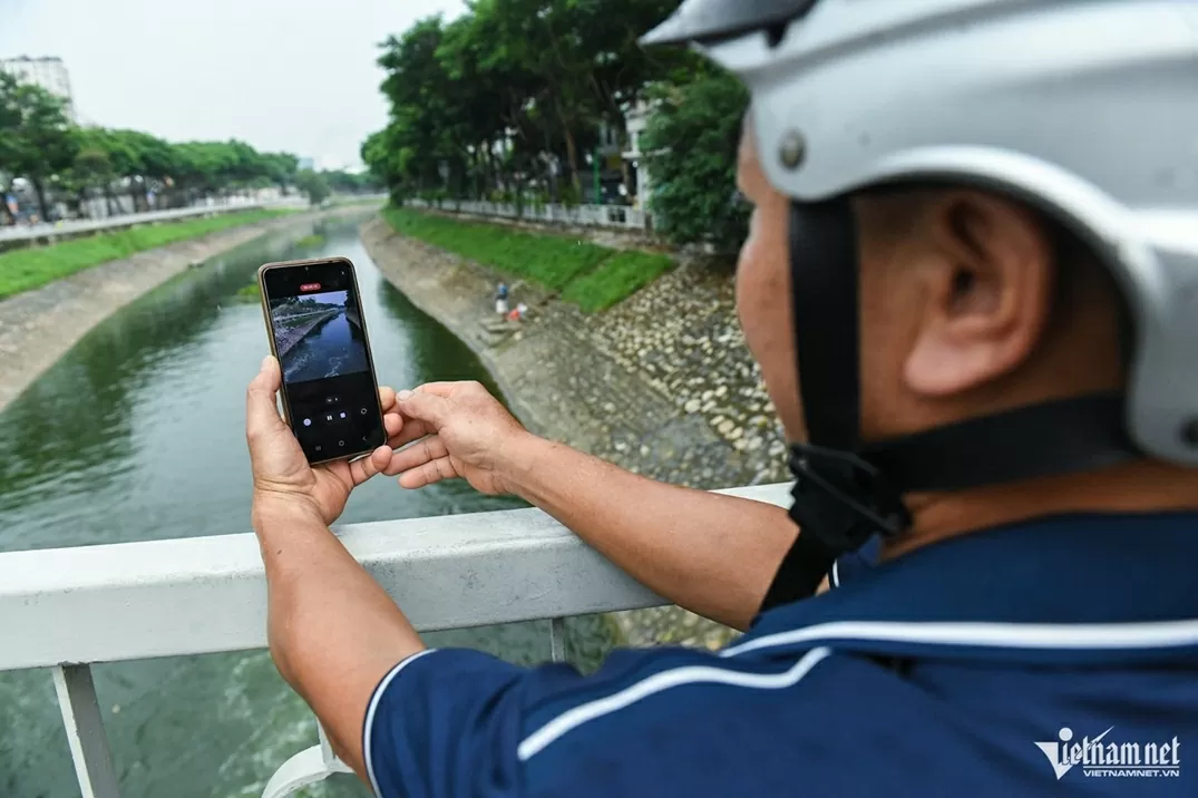 Nước sông Tô Lịch trong xanh trở lại