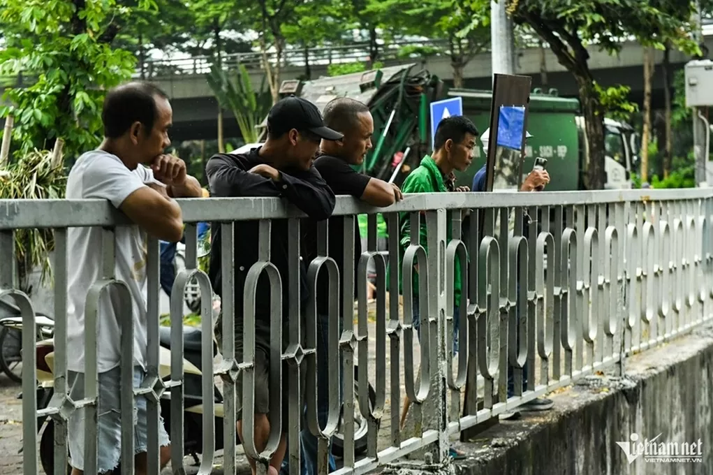 Nước sông Tô Lịch trong xanh trở lại